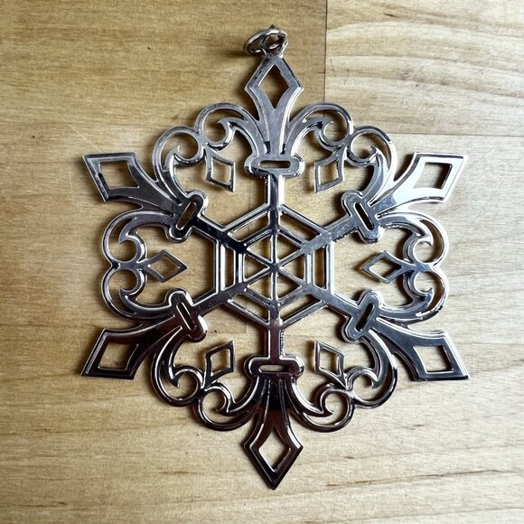 Vintage MMA 2000 Metropolitan Museum of Art MMA Silver Plated Snowflake Ornament - Picture 1 of 3